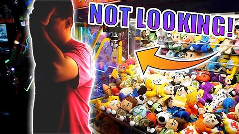 CLAW MACHINE BEHIND THE BACK TRICK SHOT WIN!