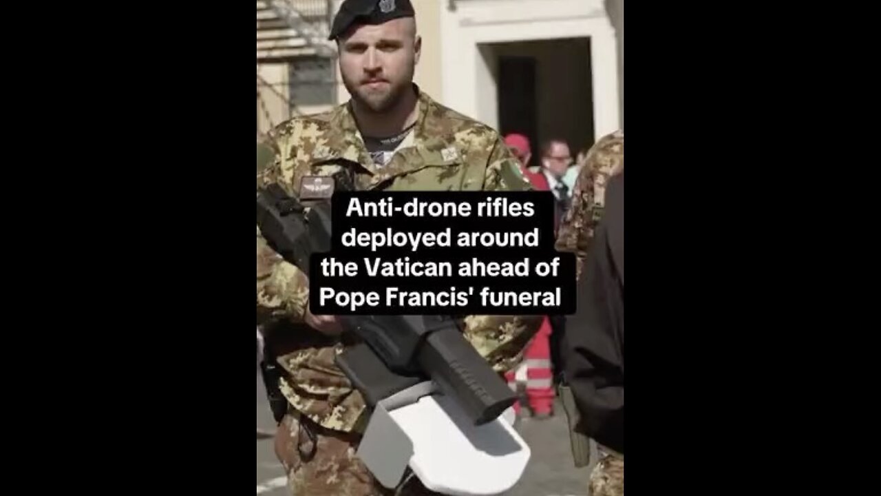 MILITARY GUARDS DEPLOY⛪️👾🔫🪖📸 WITH ANTI-DRONE WEAPONS AT THE VATICAN👾🔫⛪️🪖💫