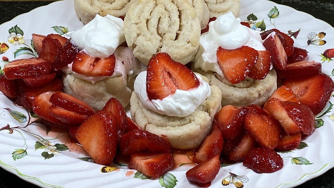 Brown Sugar Strawberry Shortcake Pinwheels #strawberryshortcake