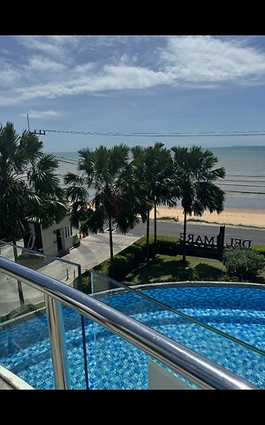 not many by the swimming pool today yesterday it was very busy