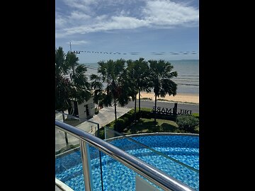 not many by the swimming pool today yesterday it was very busy