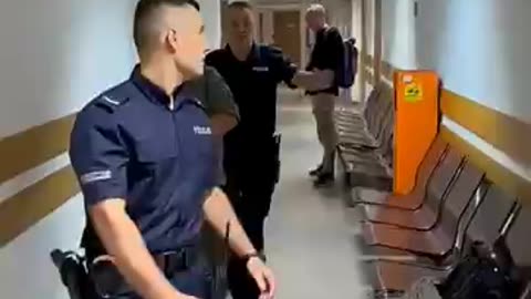 Oskarżony Marcin Osadowski doprowadzony na rozprawę karną