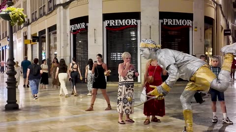 Tennis player living statue - frozen in time street performer