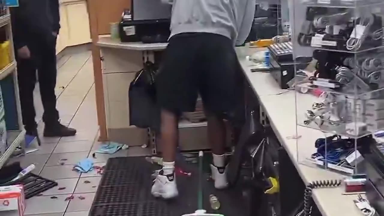 Anti-ICE rioters are now looting stores in L.A.