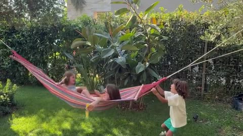 Yalda Hakim, rikthehet për pushime në jugun e Shqipërisë