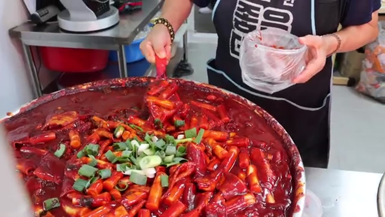 I’ve Never Seen a Tteokbokki Line This Long! Watch This Before You Go to Busan!