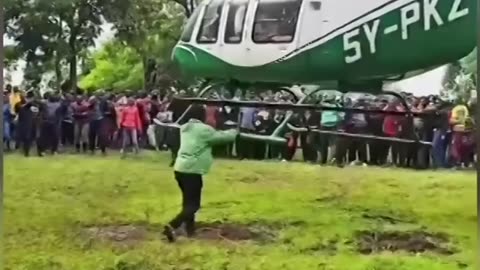 Man clings to a helicopter taking off in Kenya 7NEWS