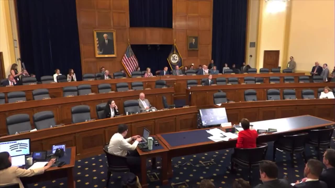 KARI CURBSTOMPS 🥾 GREG STANTON AFTER HE CALLS HER A TWO-TIME LOSER [HE HAS A GAY LOVER⁉️]