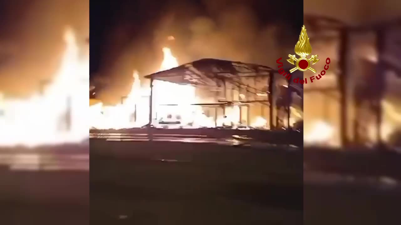 Incendio a Milano: a fuoco i capannoni di via Lombroso