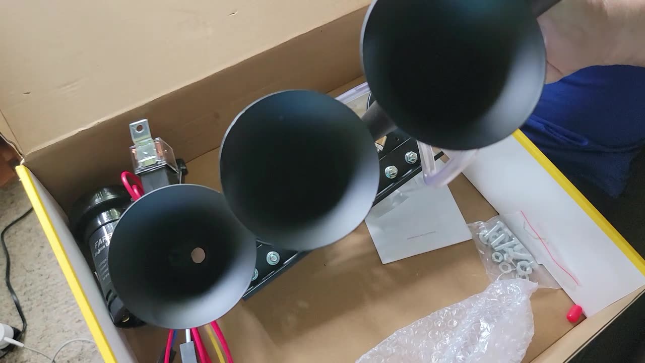 NEW AIR HORNS FOR THE FREIGHTLINER