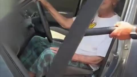 Un hombre rompe una ventana para rescatar a anciano atrapado en su coche