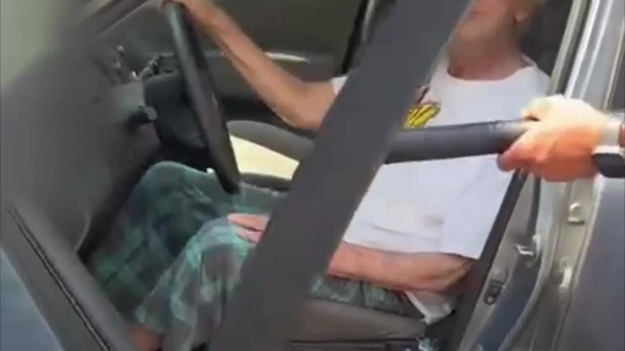 Un hombre rompe una ventana para rescatar a anciano atrapado en su coche