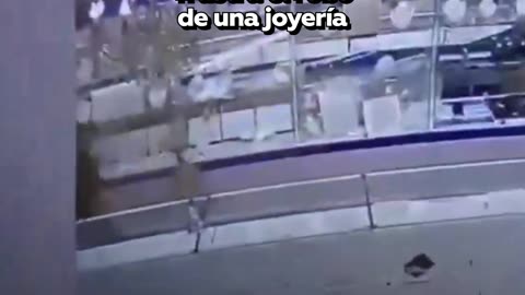 Sin quedarse de brazos cruzados, testigo impide el robo de joyería