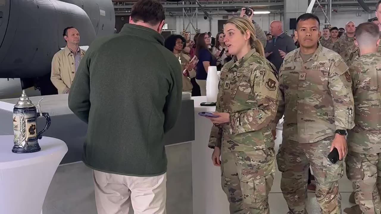 🔥Vice President Vance at Ramstein Air Base serving beers to troops during a refueling stop.