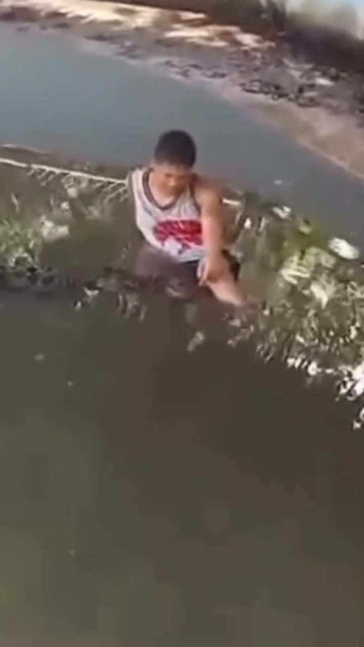 A MAN WANTED TO TAKE A PHOTO IN A ZOO BUT GOT INTO THE JAWS OF A CROCODILE