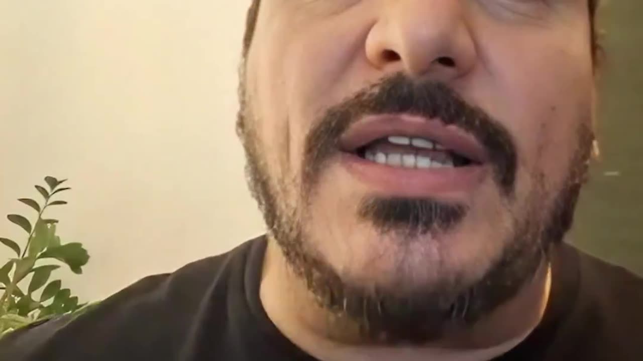 Todo o esforço dos últimos dez dos meios de comunicação oficiais é no sentido de desumanizar adversários políticos da escola.