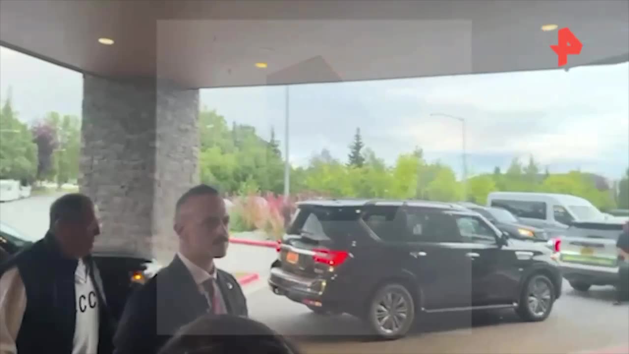 🐴🤡 Lavrov arrived for talks in Alaska wearing a USSR sweatshirt…