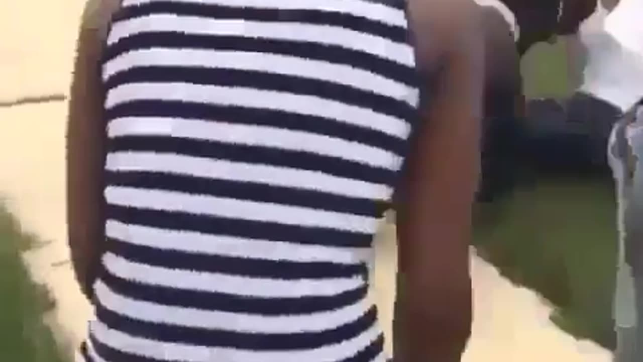 Two Girls Shooting A Fade Turns Into An All Out Brawl