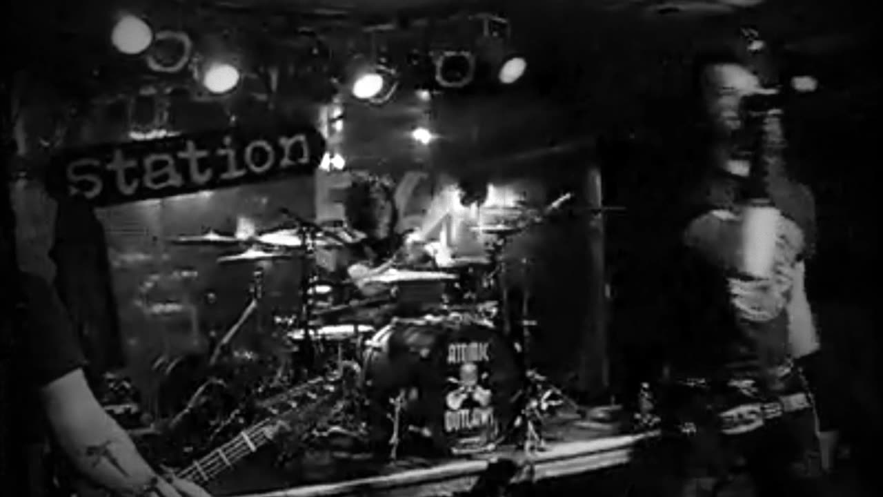 Atomic Outlaws - Hit the Ground Runnin'