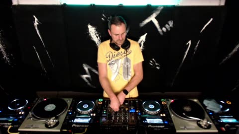 DJ MIKE TODD, mixing Techno. Playing with vinyl & digital.