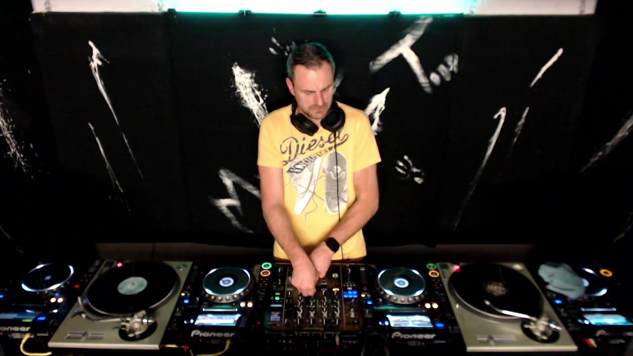 DJ MIKE TODD, mixing Techno. Playing with vinyl & digital.