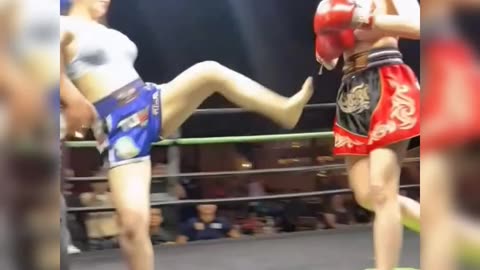 An intense boxing match between two girls - Extremely thrilling!