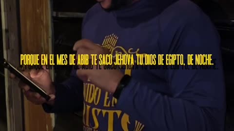 ¡Los latinos y los afroamericanos deben dejar de celebrar las festividades paganas!