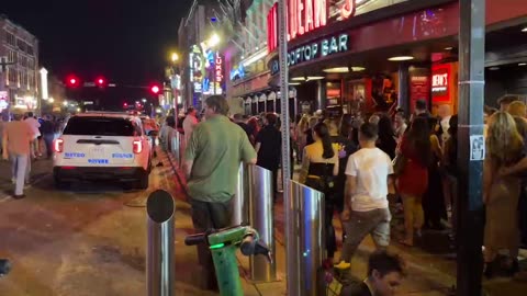 NASHVILLE TN LIVE BROADWAY STREET / PEOPLE WATCHING / BANDS WATCHING / BARS