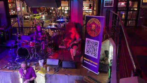 NASHVILLE TN LIVE BROADWAY STREET / PEOPLE WATCHING / BANDS WATCHING / BARS