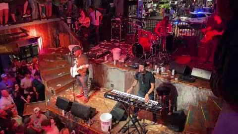 NASHVILLE TN LIVE BROADWAY STREET / PEOPLE WATCHING / BANDS WATCHING / BARS