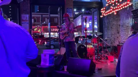 NASHVILLE TN LIVE BROADWAY STREET / PEOPLE WATCHING / BANDS WATCHING / BARS