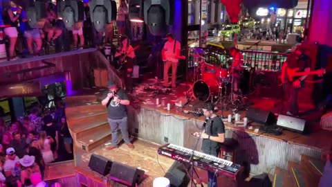 NASHVILLE TN LIVE BROADWAY STREET / PEOPLE WATCHING / BANDS WATCHING / BARS