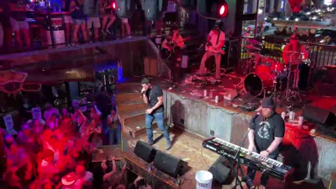 NASHVILLE TN LIVE BROADWAY STREET / PEOPLE WATCHING / BANDS WATCHING / BARS
