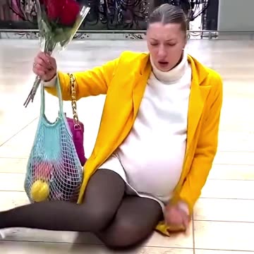 Pregnant Woman Slipped 🤰🏻 Then This Happened! 😱