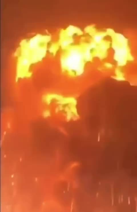 La raffineria di petrolio di Haifa salta in aria dopo essere stata colpita dai missili iraniani!