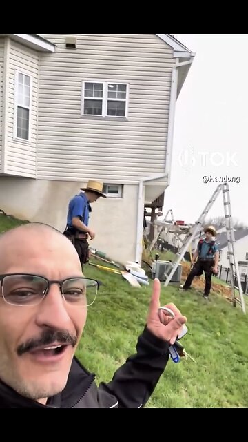 HOUSE OWNER💁‍♂️🏘️🪚👨‍🌾📸HIRES AMISH CARPENTERS TO BUILD BALCONY🧑‍🌾🏘️🛠️💫