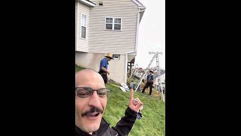HOUSE OWNER💁‍♂️🏘️🪚👨‍🌾📸HIRES AMISH CARPENTERS TO BUILD BALCONY🧑‍🌾🏘️🛠️💫
