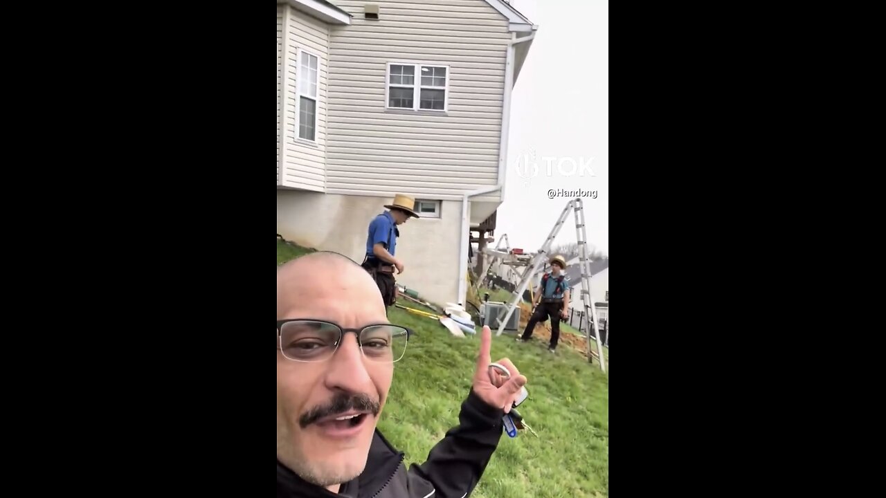 HOUSE OWNER💁‍♂️🏘️🪚👨‍🌾📸HIRES AMISH CARPENTERS TO BUILD BALCONY🧑‍🌾🏘️🛠️💫