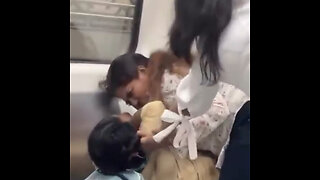 Duro combate entre dos pasajeras en el metro de Delhi