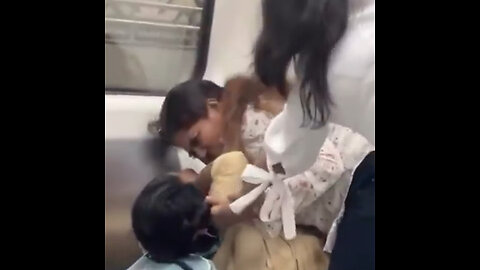 Duro combate entre dos pasajeras en el metro de Delhi