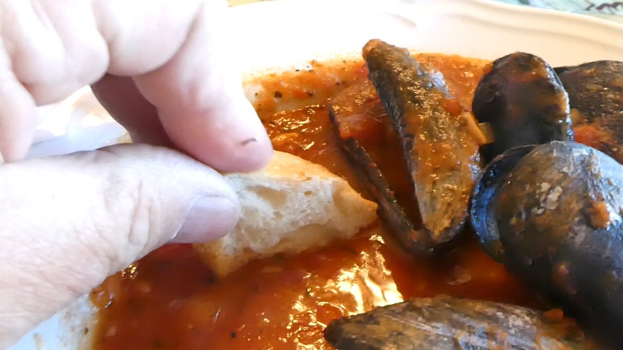 Muscles in red sauce