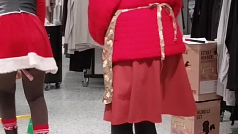 Joulupukki, joulumuori ja tonttutyttö ratsastavat keppihevosilla