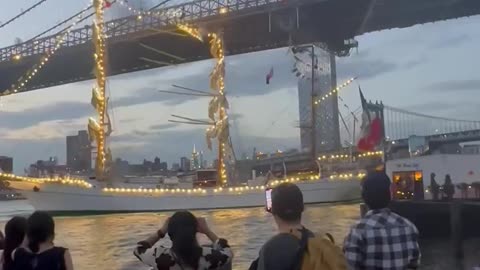 BREAKING: Mexican Navy training ship Cuauhtémoc crashes into the Brooklyn Bridge.