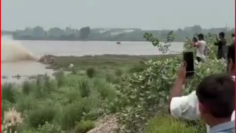 Massive Gas Pipeline Blast in Yamuna Sends Water 30 Feet High, Panic in Baghpat Villages!