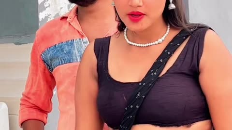 बाबु हमार 100 रू के चढ़ी मे 6 करोड़ सामान लेके घूमेलन