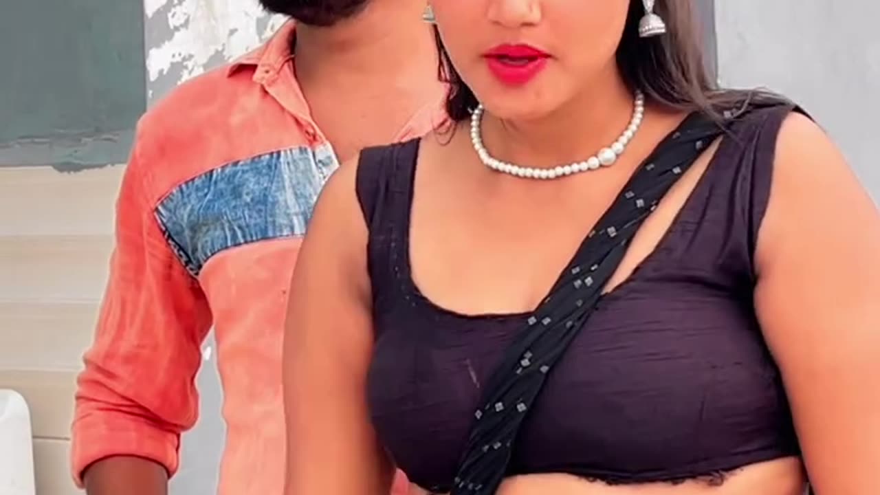 बाबु हमार 100 रू के चढ़ी मे 6 करोड़ सामान लेके घूमेलन