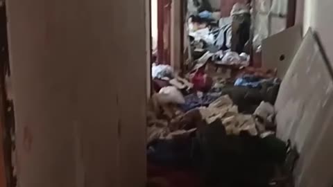 Russian Soldiers Looting Homes in Their Spare Time
