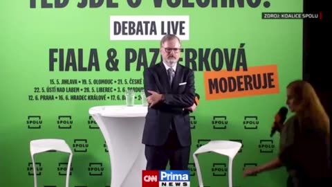 Horko na debatě v Brně: Fiala si sundal sako. Sládek dostal slovo, další lidé křičeli
