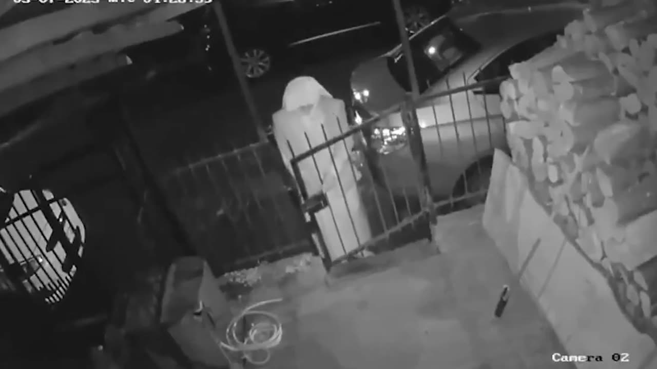 Video de un hombre robando y está disfrazado de monja