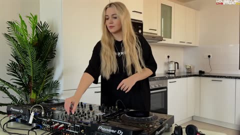 DEVA VICCI - Melodic Techno Kitchen Session